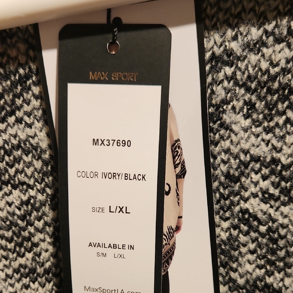 Elegant Beige and Black Patterned Cardigan - Picture 2 of 8